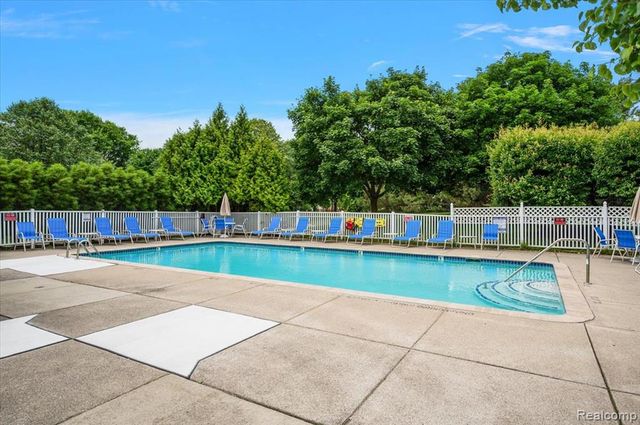 776 Amberly Drive C, Waterford, MI 48328