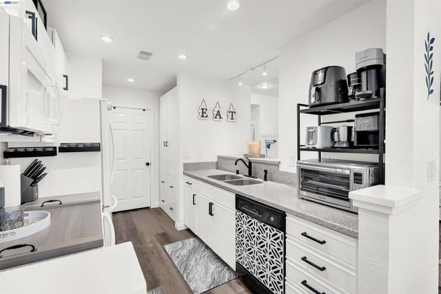 8170 Mountain View Dr C, Pleasanton, CA 94588