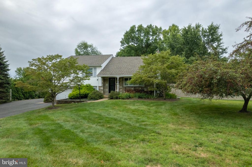1612 WINDING DR, North Wales, PA 19454