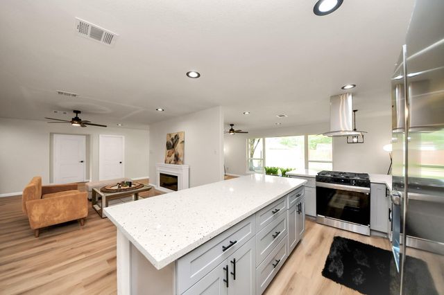 2407 Crestdale Dr, Houston, TX 77080
