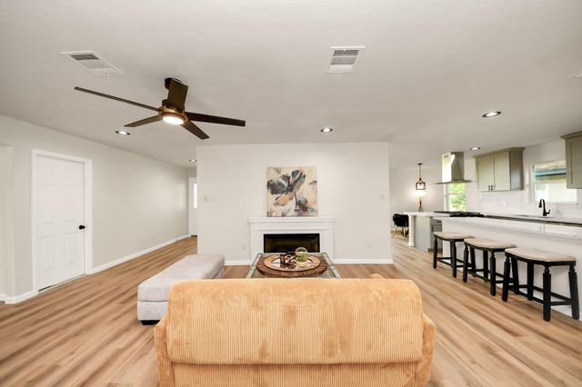 2407 Crestdale Dr, Houston, TX 77080