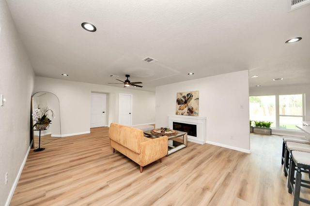 2407 Crestdale Dr, Houston, TX 77080