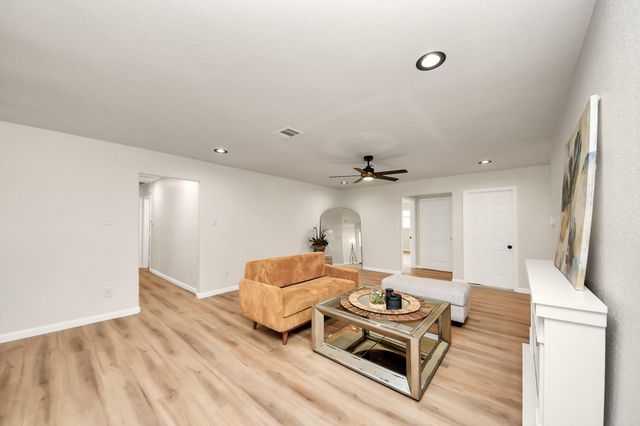 2407 Crestdale Dr, Houston, TX 77080