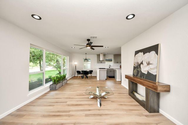 2407 Crestdale Dr, Houston, TX 77080