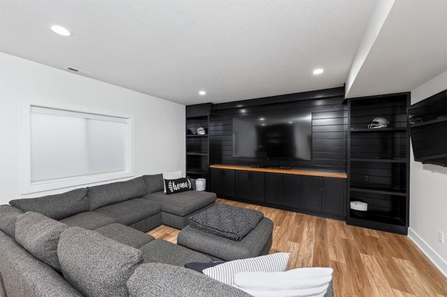 18328 Tanglewood Drive, Clive, IA 50325