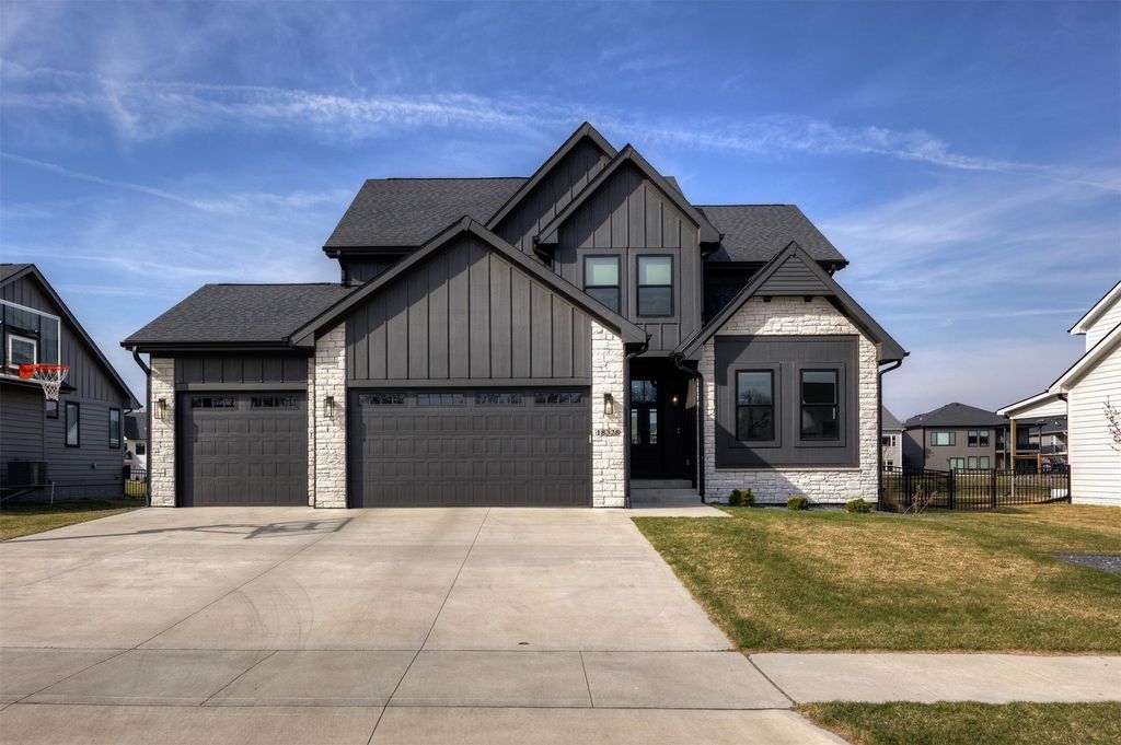 18328 Tanglewood Drive, Clive, IA 50325