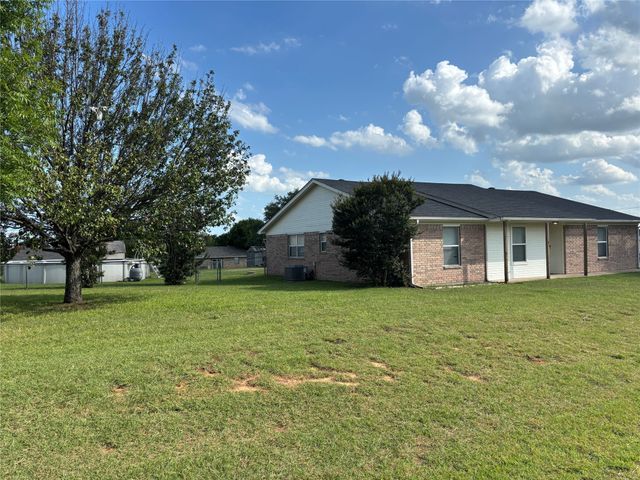 4052 Country Meadows Circle, Granbury, TX 76049