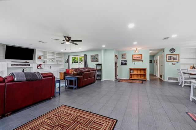 237 Cayuga Trail, Lake Kiowa, TX 76240