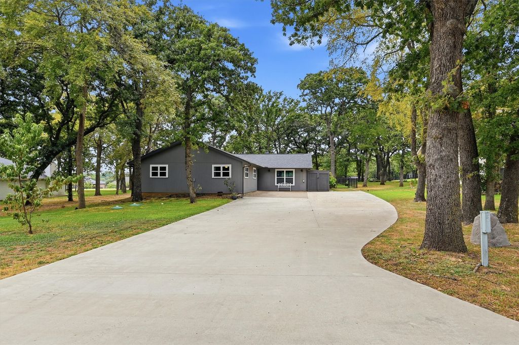 237 Cayuga Trail, Lake Kiowa, TX 76240