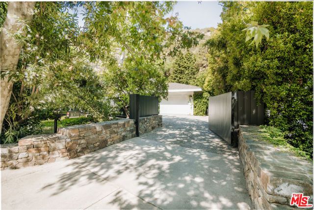 2610 Mandeville Canyon Road, Los Angeles, CA 90049