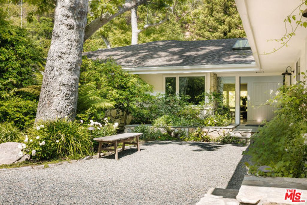 2610 Mandeville Canyon Road, Los Angeles, CA 90049