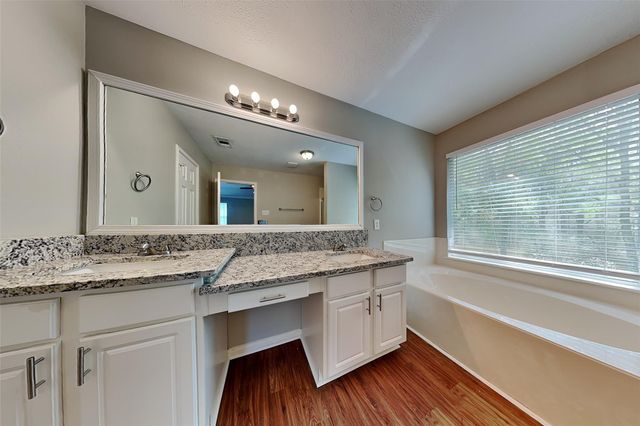 10 Prairie Oak Drive, Conroe, TX 77385