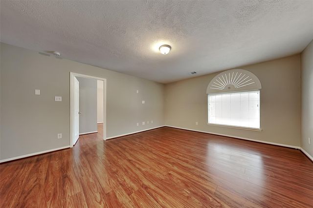 10 Prairie Oak Drive, Conroe, TX 77385