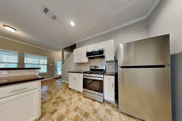 10 Prairie Oak Drive, Conroe, TX 77385