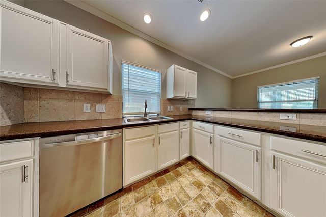 10 Prairie Oak Drive, Conroe, TX 77385