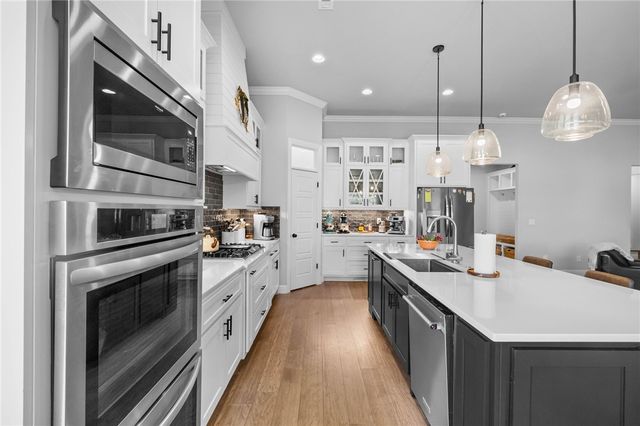 702 E Valley Lane, Elm Springs, AR 72762
