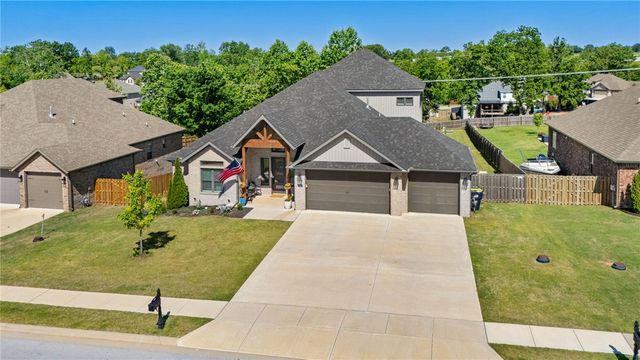 702 E Valley Lane, Elm Springs, AR 72762