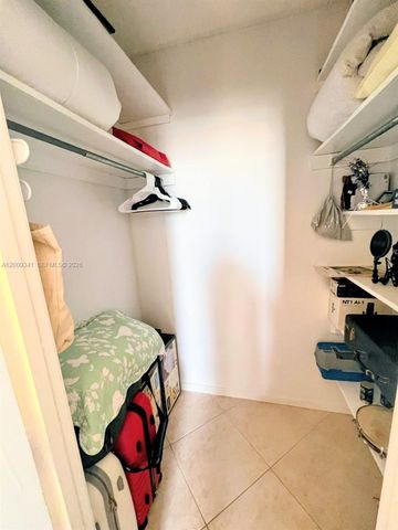 300 Bayview Dr 915, Sunny Isles Beach, FL 33160