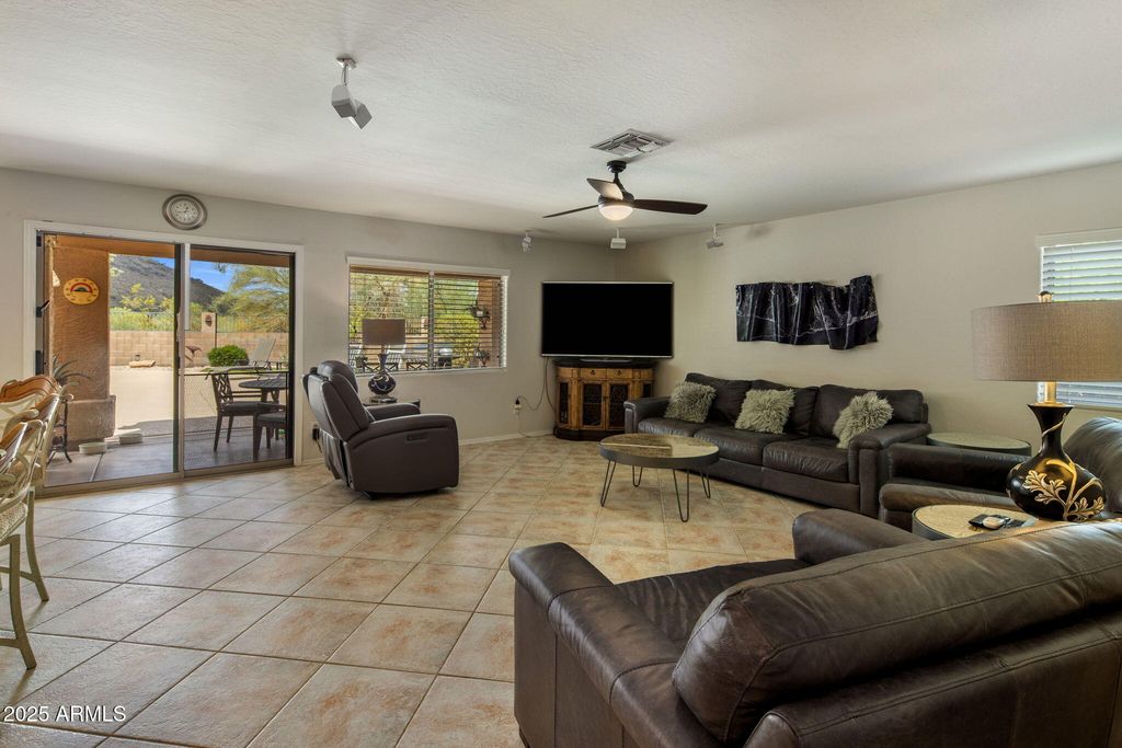 Image 11 of property listing at 2120 E VISTA BONITA Drive, Phoenix, AZ 85024