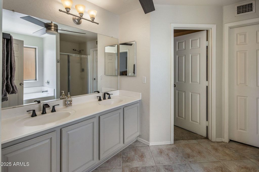 Image 15 of property listing at 2120 E VISTA BONITA Drive, Phoenix, AZ 85024