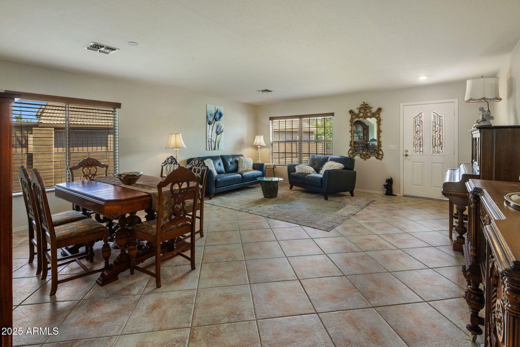 Image 6 of property listing at 2120 E VISTA BONITA Drive, Phoenix, AZ 85024