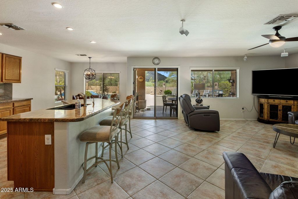 Image 7 of property listing at 2120 E VISTA BONITA Drive, Phoenix, AZ 85024