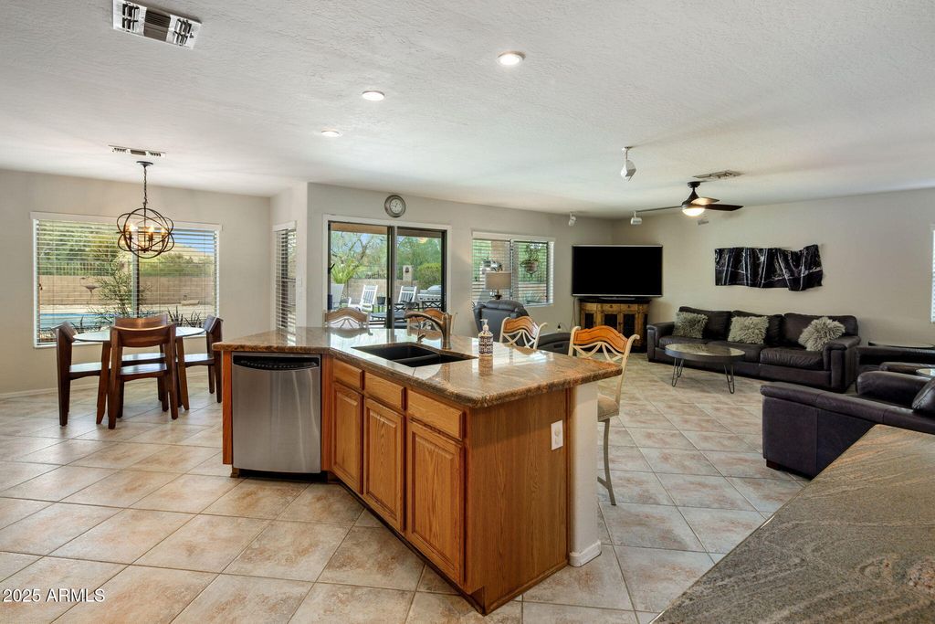 Image 9 of property listing at 2120 E VISTA BONITA Drive, Phoenix, AZ 85024