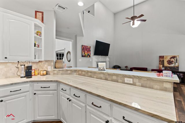 3815 Holly Ridge Dr, Longview, TX 75605