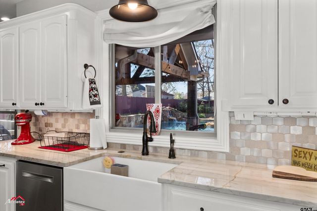 3815 Holly Ridge Dr, Longview, TX 75605