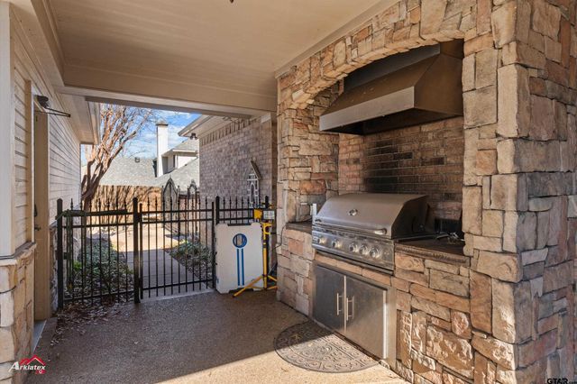 3815 Holly Ridge Dr, Longview, TX 75605