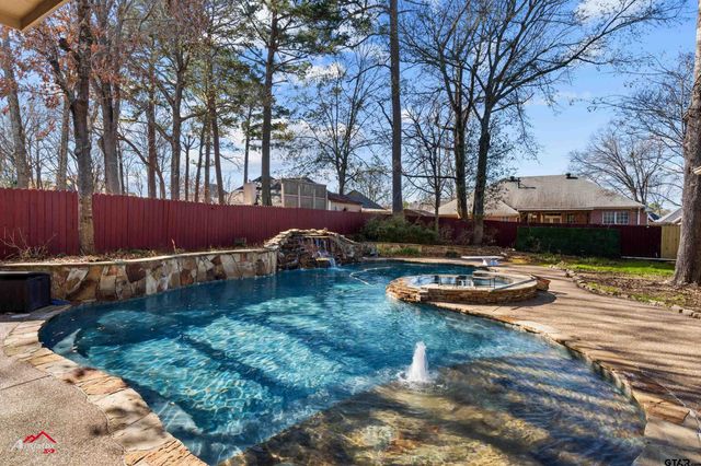 3815 Holly Ridge Dr, Longview, TX 75605