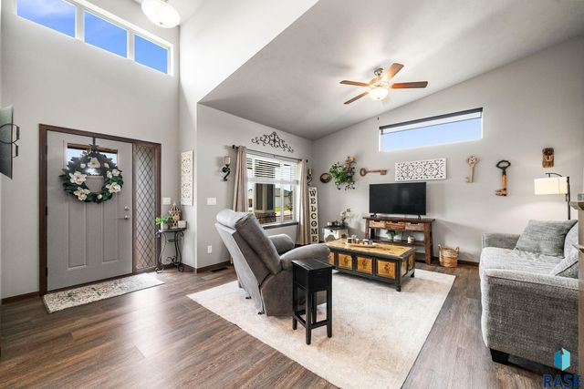 6800 E Smyrna Cir Circle, Sioux Falls, SD 57110
