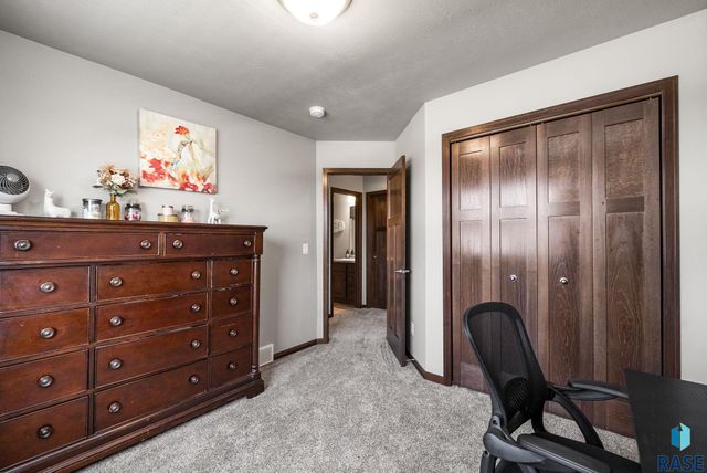 6800 E Smyrna Cir Circle, Sioux Falls, SD 57110
