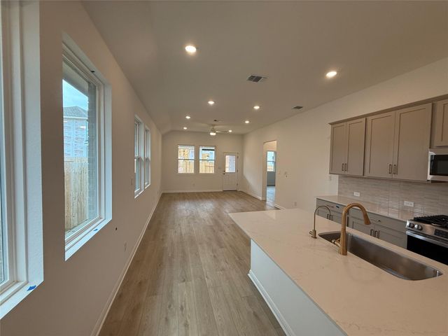 121 Knockout Rose DR, San Marcos, TX 78666