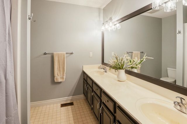 907 N Pine Grove St, Wichita, KS 67212