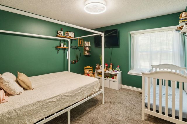 907 N Pine Grove St, Wichita, KS 67212