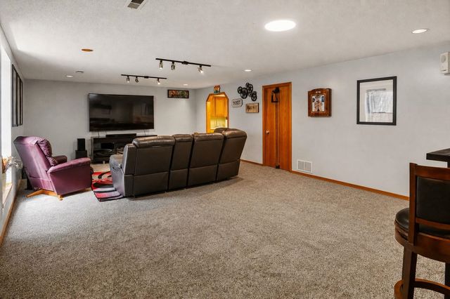 907 N Pine Grove St, Wichita, KS 67212