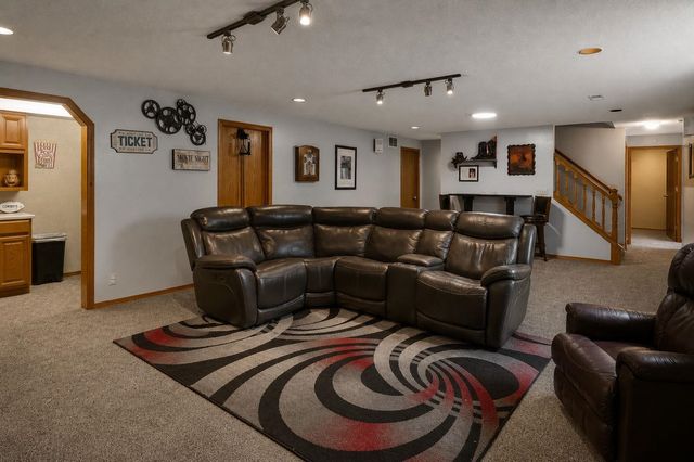 907 N Pine Grove St, Wichita, KS 67212
