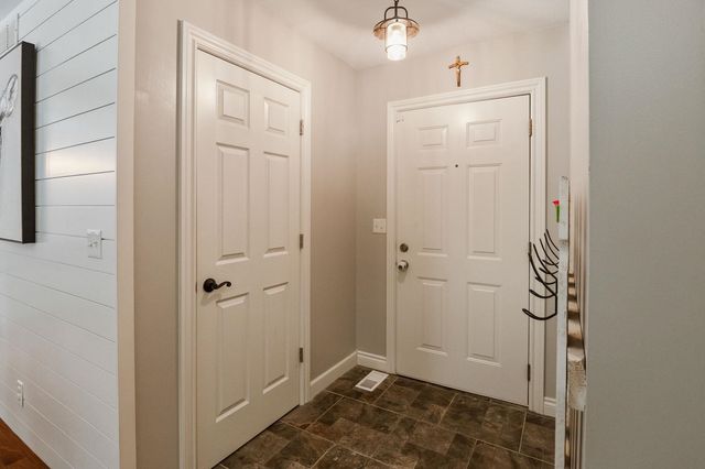 907 N Pine Grove St, Wichita, KS 67212