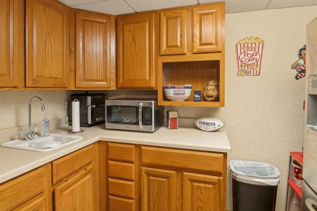 907 N Pine Grove St, Wichita, KS 67212