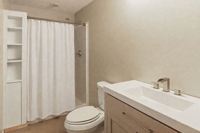 907 N Pine Grove St, Wichita, KS 67212