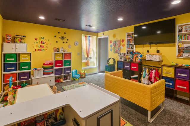 907 N Pine Grove St, Wichita, KS 67212