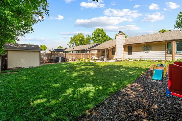 907 N Pine Grove St, Wichita, KS 67212