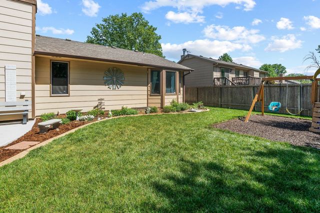 907 N Pine Grove St, Wichita, KS 67212