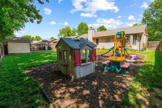 907 N Pine Grove St, Wichita, KS 67212