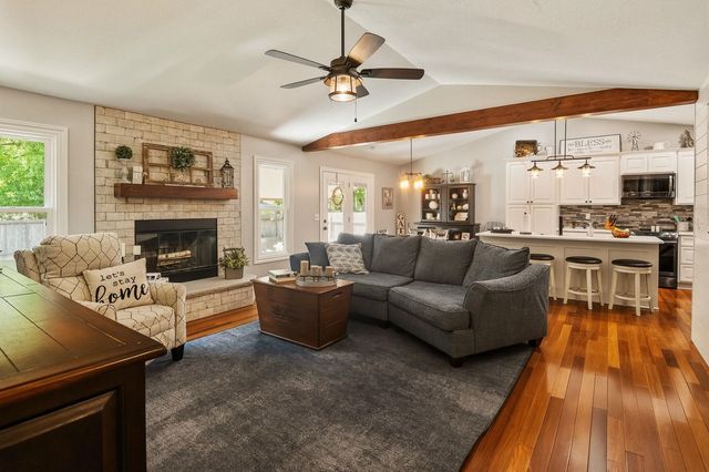 907 N Pine Grove St, Wichita, KS 67212