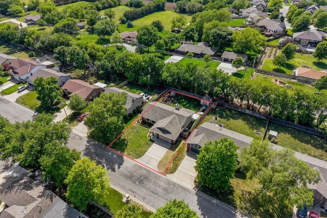 907 N Pine Grove St, Wichita, KS 67212