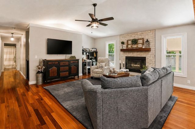 907 N Pine Grove St, Wichita, KS 67212