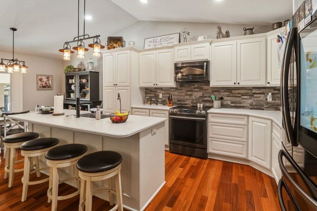 907 N Pine Grove St, Wichita, KS 67212