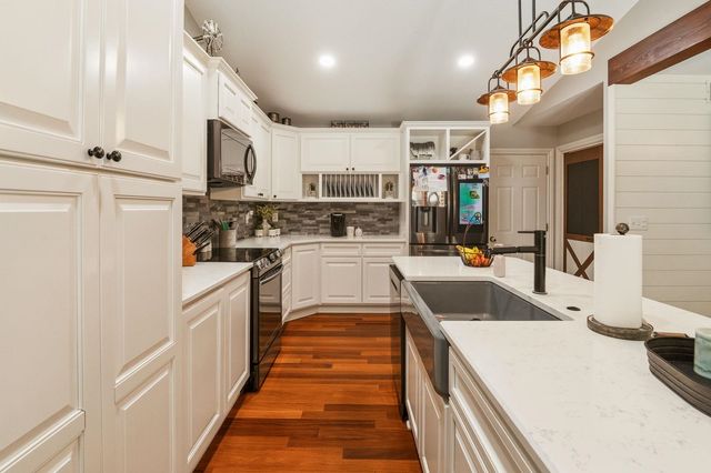 907 N Pine Grove St, Wichita, KS 67212